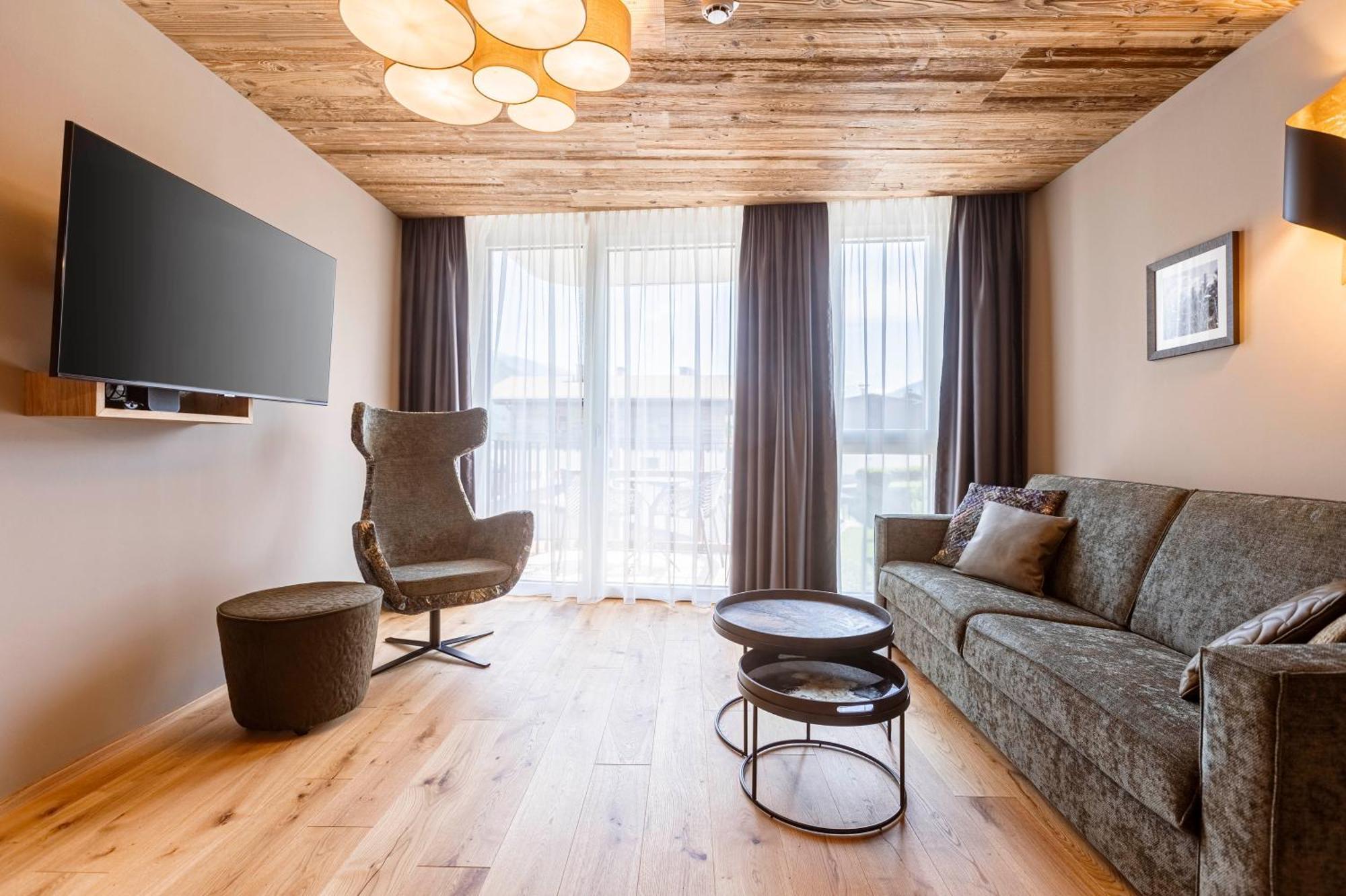 Zillertal Suites Fuegen By Alps Resorts Exterior photo